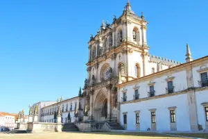 Como-e-morar-em-Alcobaca-em-Portugal-1.png
